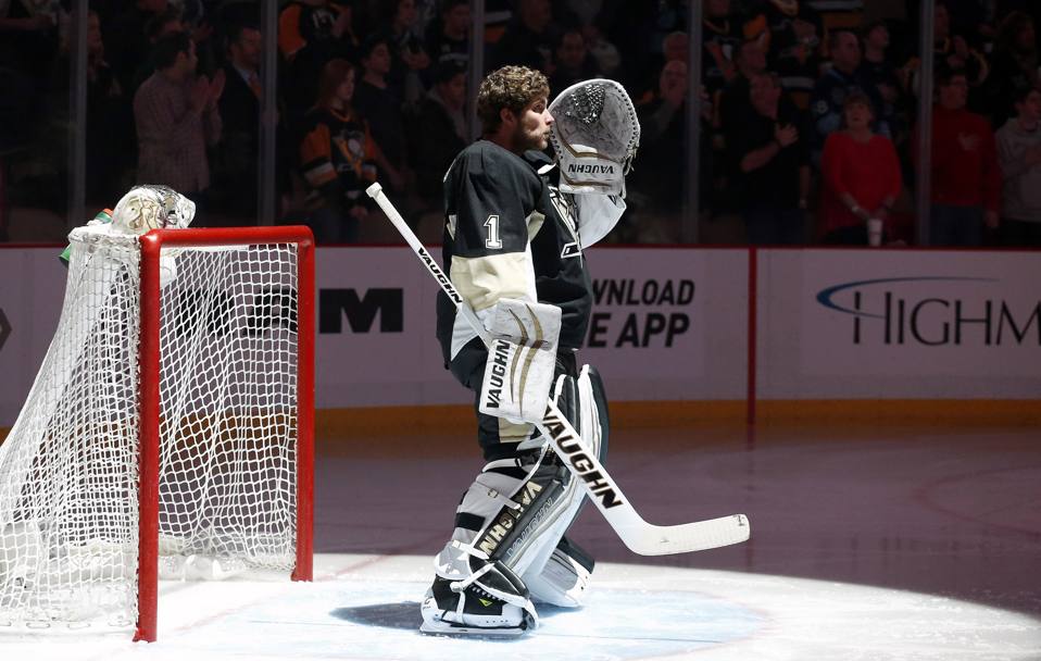 Thomas Greiss dei Pittsburgh Penguins in piedi per l’inno nazionale (Reuters)